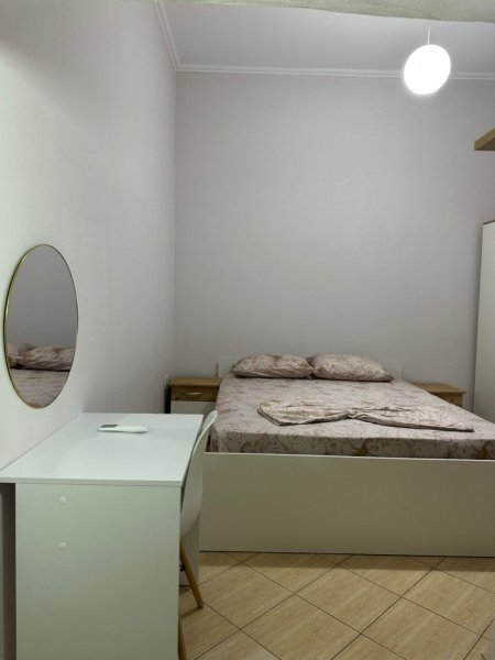 Tirane, jap me qera garsonier 1+1 Kati 1, 40 m² 300 € (Rruga Jorgo Plaku ne 5 Maj)