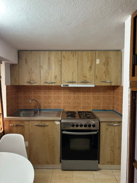 Tirane, jap me qera garsonier 1+1 Kati 1, 40 m² 300 € (Rruga Jorgo Plaku ne 5 Maj)