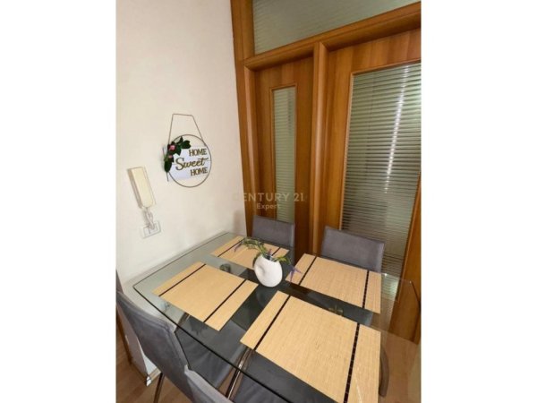 Tirane, jepet me qera apartament 2+1 Kati 5, 63 m² 650 € (Prane Rruges se Barrikadave)
