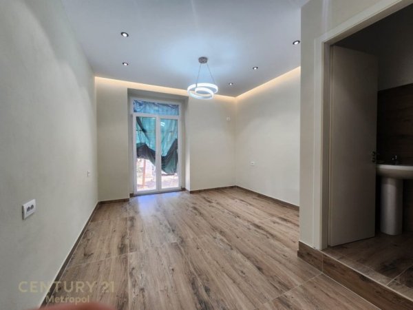 Tirane, jepet me qera zyre Kati 1, 18 m² 650 € (Rruga Myslym Shyri)