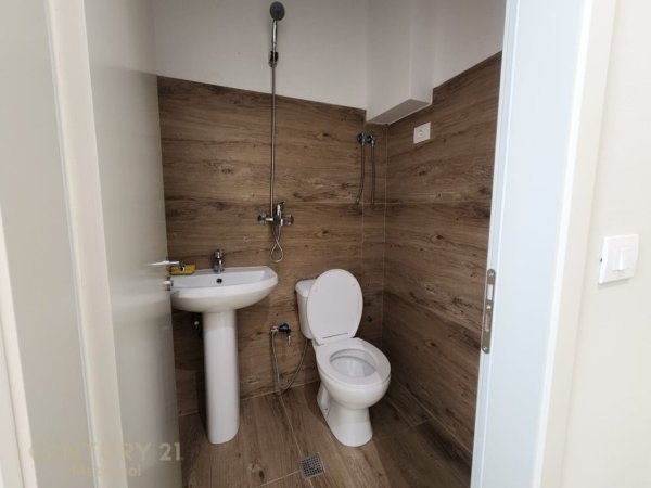 Tirane, jepet me qera zyre Kati 1, 18 m² 650 € (Rruga Myslym Shyri)