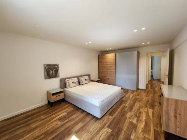 Tirane, jepet me qera apartament 2+1 Kati 5, 120 m² 1.200 € (SHESHI SKENDERBEJ)