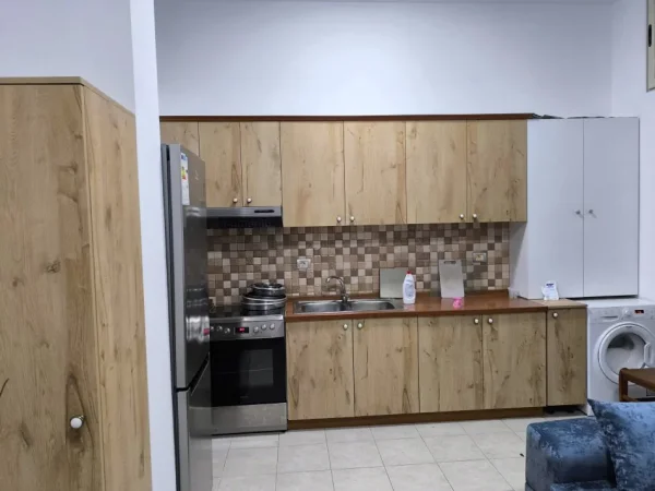Tirane, jepet me qera apartament 1+1 Kati 1, 60 m² 400 € (Afer Concordit)