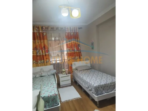 Tirane, jepet me qera apartament 2+1+Ballkon Kati 5, 105 m² 550 € (Unaza e Re)