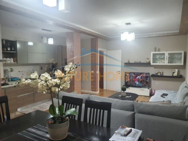 Tirane, jepet me qera apartament 2+1+Ballkon Kati 5, 105 m² 550 € (Unaza e Re)