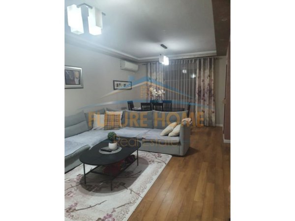 Tirane, jap me qera apartament 2+1+Ballkon Kati 5, 105 m² 550 € (Unaza e Re)