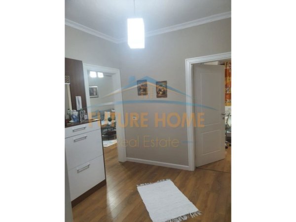 Tirane, jap me qera apartament 2+1+Ballkon Kati 5, 105 m² 550 € (Unaza e Re)