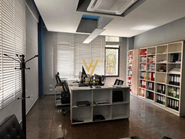 Tirane, jepet me qera zyre Kati 1, 100 m² 900 € (KOMUNA E PARISIT)