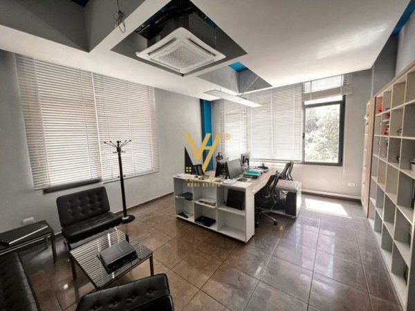 Tirane, jepet me qera zyre Kati 1, 100 m² 900 € (KOMUNA E PARISIT)