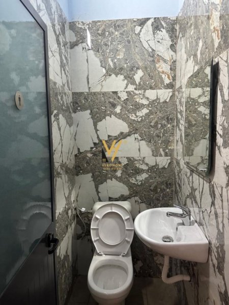 Tirane, jepet me qera zyre Kati 1, 100 m² 900 € (KOMUNA E PARISIT)
