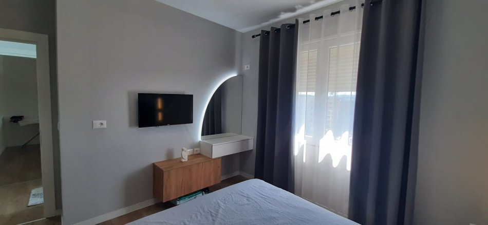 TIRANE, SHITET APARTAMENT 2+1+BALLKON, KATI 6, 82 m² 100.000 € (APARTAMENT NE SHITJE NE KAMEZ , BULEVARDI DO NALD TRUMP ,PALLATI KU NDODHET BIG MARKET, TEK RRETHI I ULLIRIT.)