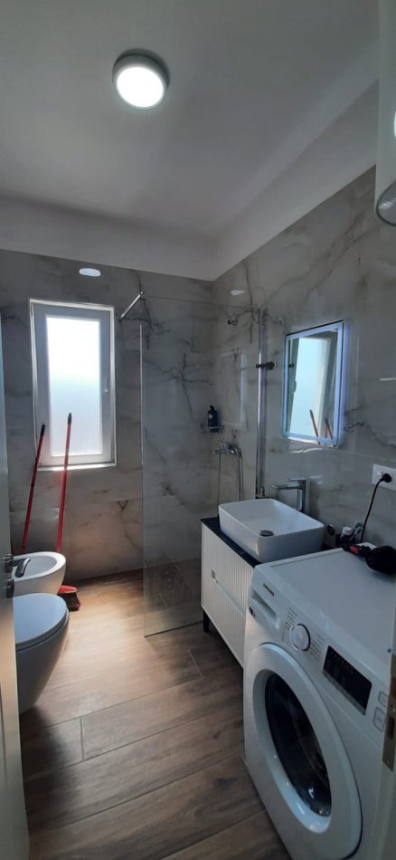 TIRANE, SHITET APARTAMENT 2+1+BALLKON, KATI 6, 82 m² 100.000 € (APARTAMENT NE SHITJE NE KAMEZ , BULEVARDI DO NALD TRUMP ,PALLATI KU NDODHET BIG MARKET, TEK RRETHI I ULLIRIT.)