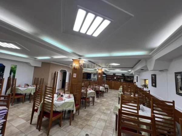 Tirane, jepet me qera ambjent biznesi Kati 0, 366 m² 3.500 € (Myslym Shyr)