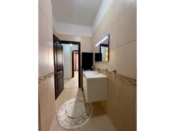 Tirane, jepet me qera apartament 2+1+Ballkon Kati 2, 103 m² 750 € 