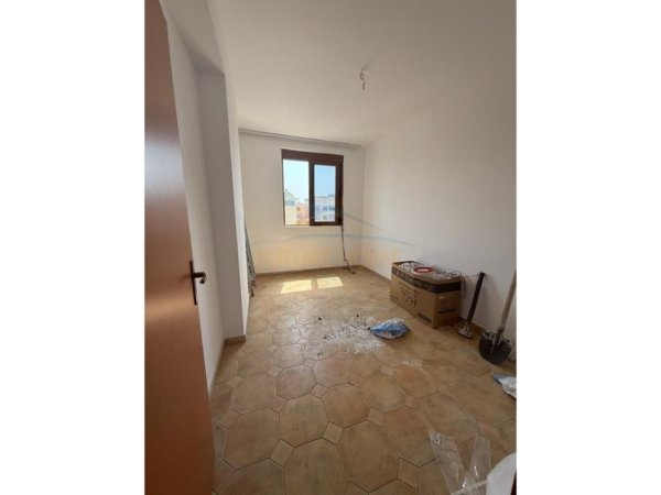 Durres, shitet apartament 2+1+Ballkon Kati 7, 80 m² 80.000 € (Shitet, Apartament 2+1, Plazh Hekurudha,Durres € 80,000)