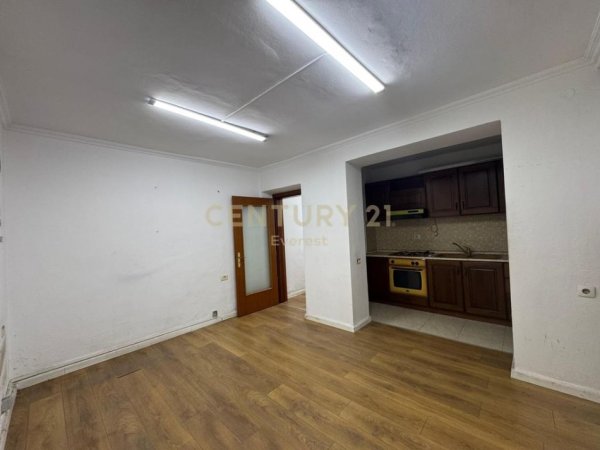 Tirane, jap me qera zyre Kati 1, 50 m² 450 € (21 Dhjetori)