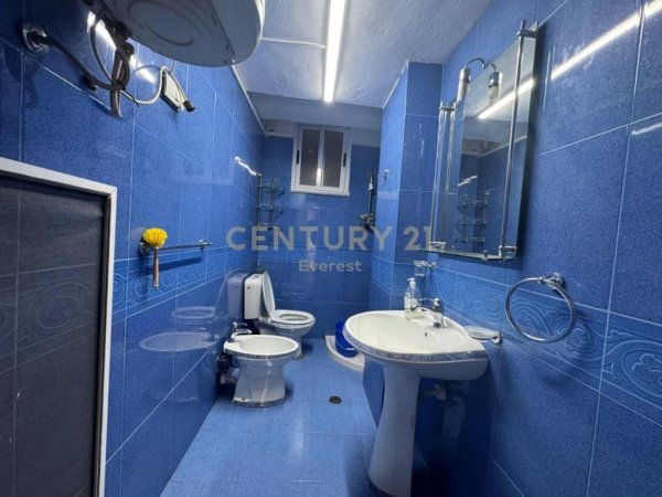 Tirane, jap me qera zyre Kati 1, 50 m² 450 € (21 Dhjetori)