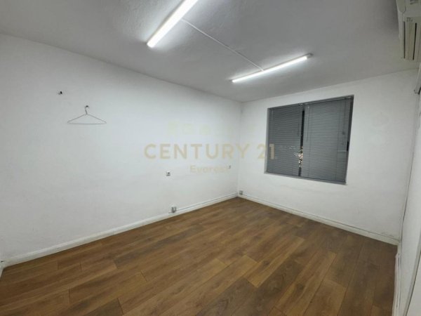 Tirane, jap me qera zyre Kati 1, 50 m² 450 € (21 Dhjetori)