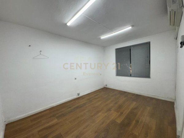 Tirane, jap me qera zyre Kati 1, 50 m² 450 € (21 Dhjetori)