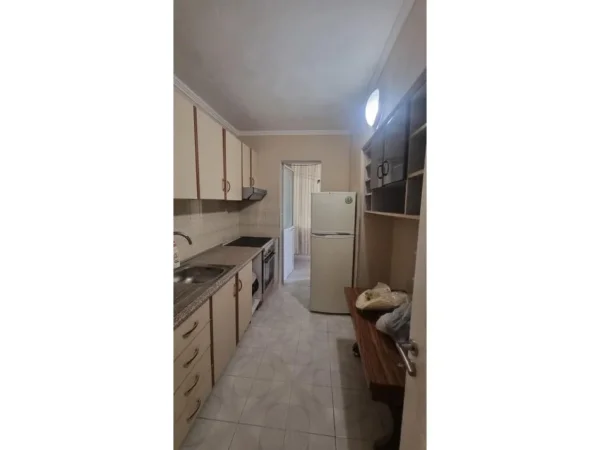 Tirane, jepet me qera apartament 2+1+Ballkon Kati 1, 82 m² 600 € (Rruga Tefta Tashko)