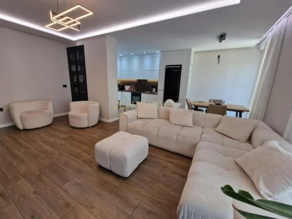 Tirane, jepet me qera apartament 3+1 Kati 6, 136 m² 1.200 € (rezidenca Turdiu)