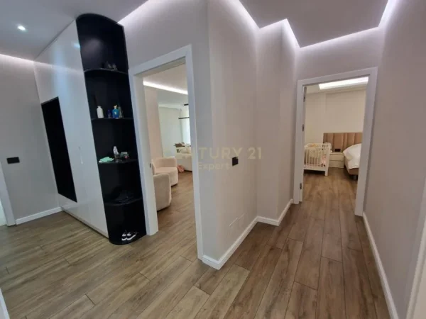 Tirane, jepet me qera apartament 3+1 Kati 6, 136 m² 1.200 € (rezidenca Turdiu)