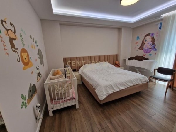 Tirane, jepet me qera apartament 3+1 Kati 6, 136 m² 1.200 € (rezidenca Turdiu)