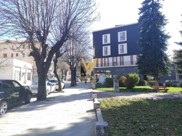 Korce, shitet dyqan Kati 0, 21 m² 52.500 € (BULEVARDI “REPUBLIKA”)