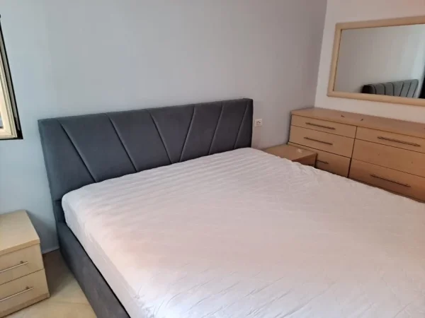 Tirane, jepet me qera apartament 2+1 Kati 4, 110 m² 1.000 € (rruga liqeni i thate)