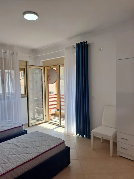 Tirane, jepet me qera apartament 2+1 Kati 4, 110 m² 1.000 € (rruga liqeni i thate)