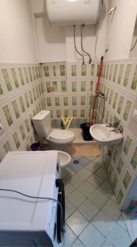 Tirane, jepet me qera apartament 1+1+Ballkon Kati 5, 60 m² 400 € (BRRYLI)