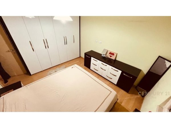 Tirane, jepet me qera apartament 2+1+Aneks+Ballkon Kati 4, 78 m² 700 € (Rr. Myslym Shyri)
