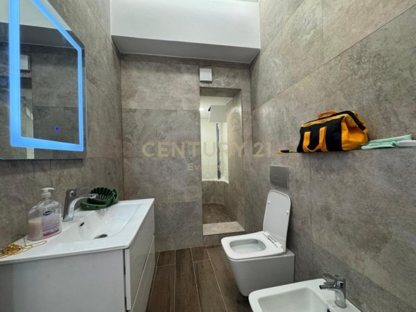 Tirane, shitet ambjent biznesi Kati 0, 36 m² 200.000 € (Prane Square 21)