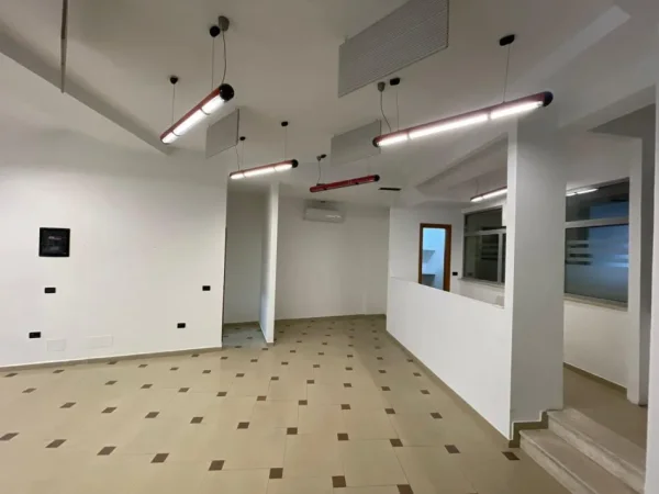 Tirane, jepet me qera ambjent biznesi Kati 0, 82 m² 750 €