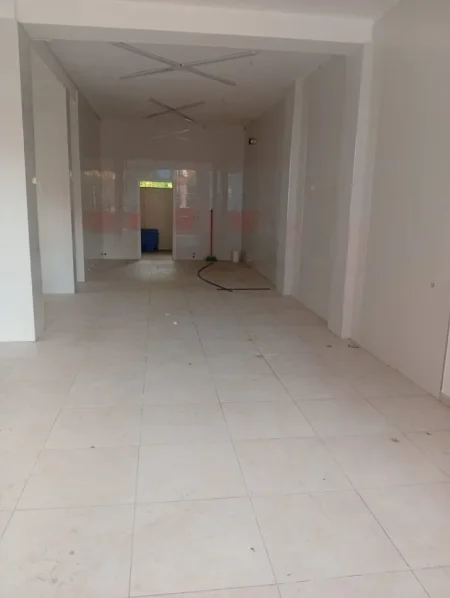Tirane, jepet me qera ambjent biznesi Kati 1, 110 m² 810 € (Selvia)
