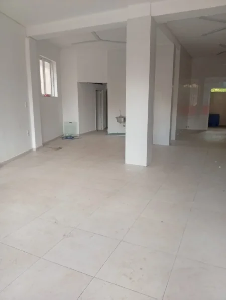 Tirane, jepet me qera ambjent biznesi Kati 1, 110 m² 810 € (Selvia)