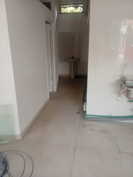 Tirane, jepet me qera ambjent biznesi Kati 1, 110 m² 810 € (Selvia)