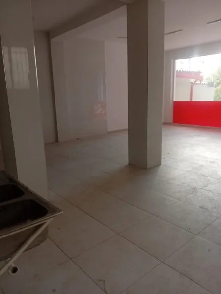 Tirane, jepet me qera ambjent biznesi Kati 1, 110 m² 810 € (Selvia)