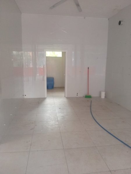 Tirane, jepet me qera ambjent biznesi Kati 1, 110 m² 810 € (Selvia)