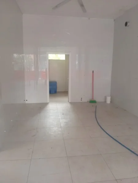 Tirane, jepet me qera ambjent biznesi Kati 1, 110 m² 810 € (Selvia)