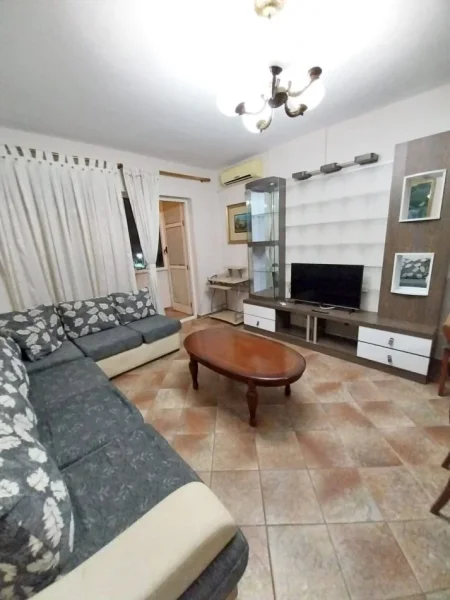 Tirane, jepet me qera apartament 1+1+Ballkon Kati 3, 70 m² 500 € (KOMUNA E PARISIT)