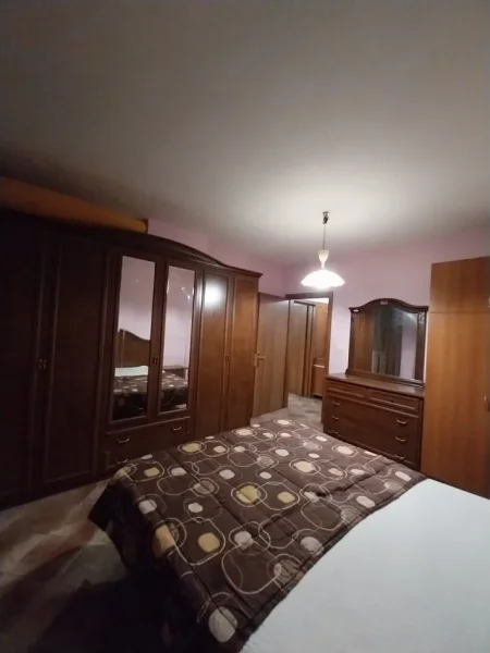 Tirane, jepet me qera apartament 1+1+Ballkon Kati 3, 70 m² 500 € (KOMUNA E PARISIT)