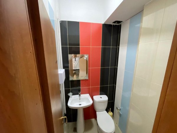 Tirane, jepet me qera ambjent biznesi Kati 0, 82 m² 750 €