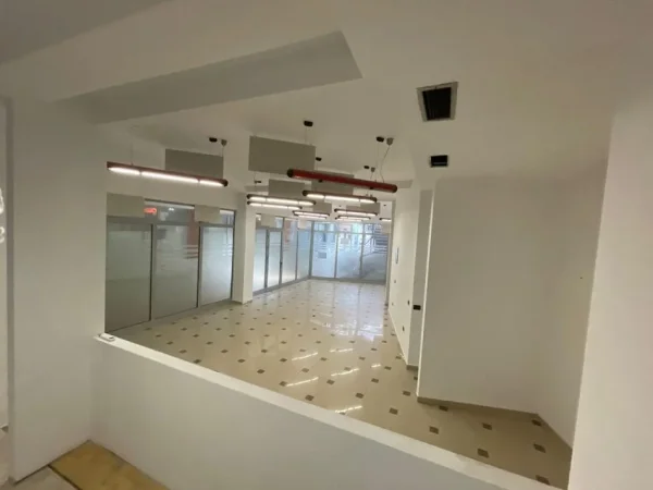 Tirane, jepet me qera ambjent biznesi Kati 0, 82 m² 750 €
