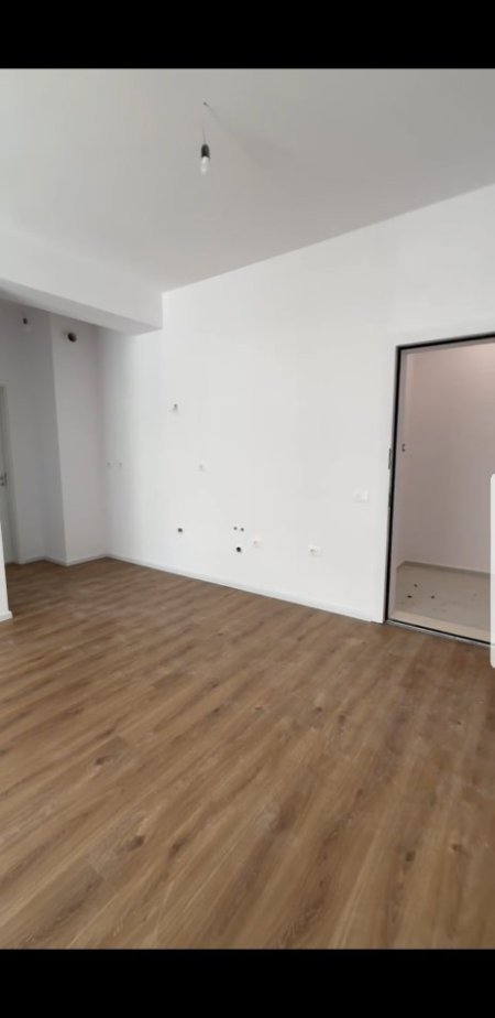 Tirane, jepet me qera apartament 1+1+Ballkon Kati 5, 68 m² 350 € (Rruga Pasho Hysa)