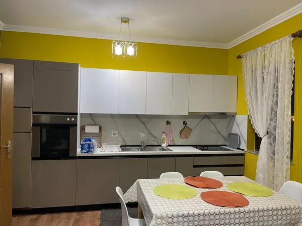 Tirane, jepet me qera apartament 2+1+Ballkon Kati 1, 110 m² 610 € (Medreseja)