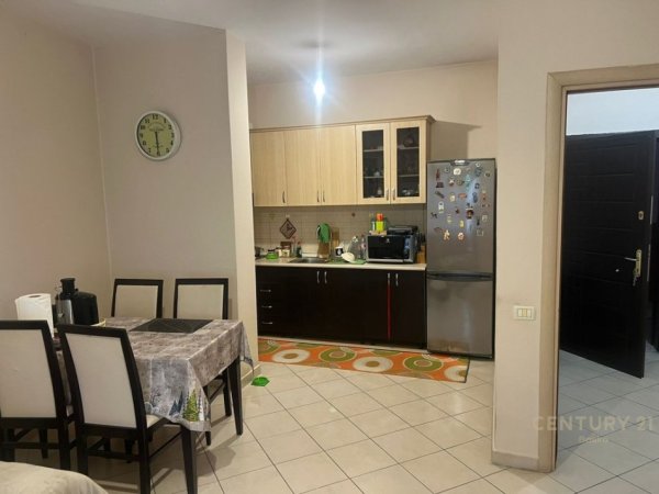 Tirane, shitet apartament 1+1 Kati 3, 77 m² 115.000 € (Yzberisht)