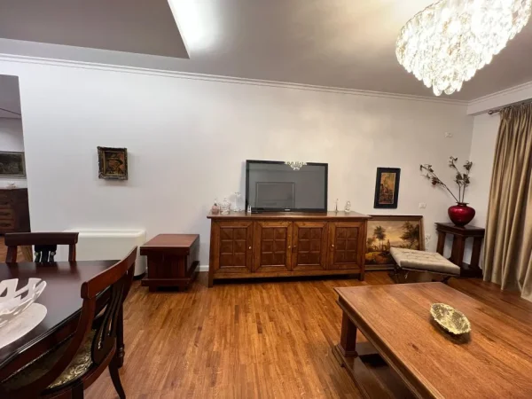 Tirane, shitet apartament 2+1+Ballkon Kati 1, 116 m² 260.000 € (Rruga Peti)