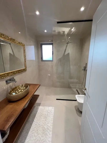 Tirane, shitet apartament 2+1+Ballkon Kati 1, 116 m² 260.000 € (Rruga Peti)