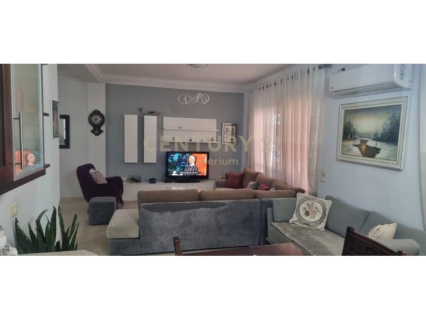 Tirane, jepet me qera apartament 2+1+Aneks+Ballkon Kati 4, 103 m² 550 € (Zogu i Zi)